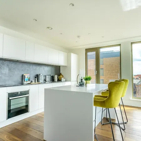 Skyview Retreat @ Ryedale House Апартаменты